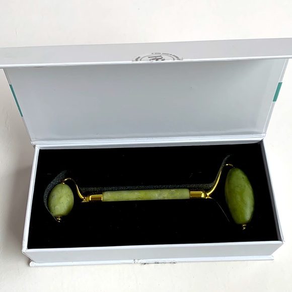 Jade Face Roller Calming & Immunity Boosting - Picture 6 of 7